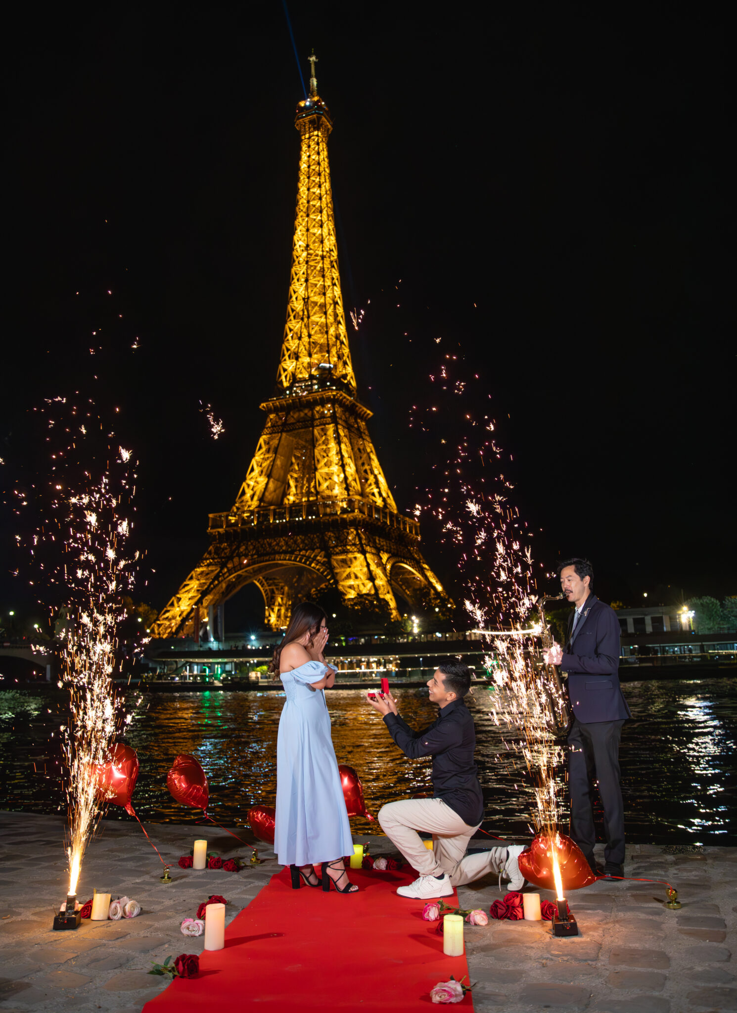 decoracion romantica en la torre eiffel para pedida de mano