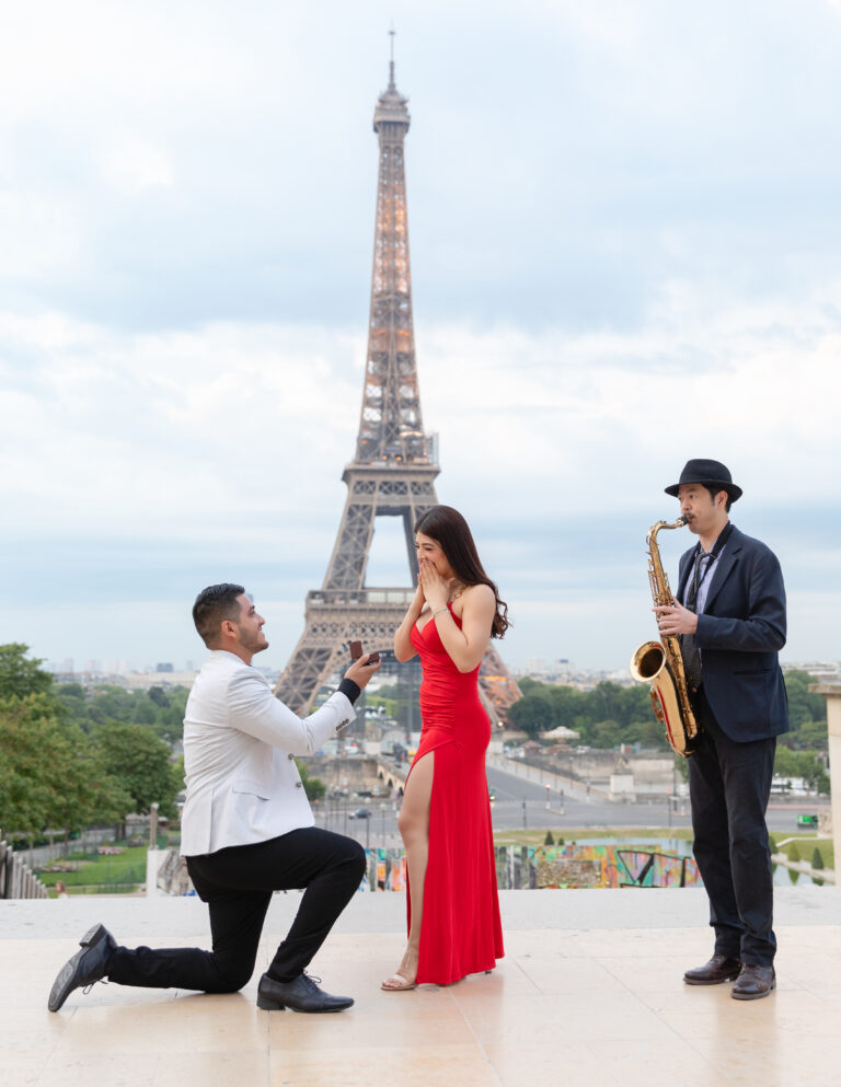 musico saxofonista o violinista para pedida de mano en la torre eiffel de paris